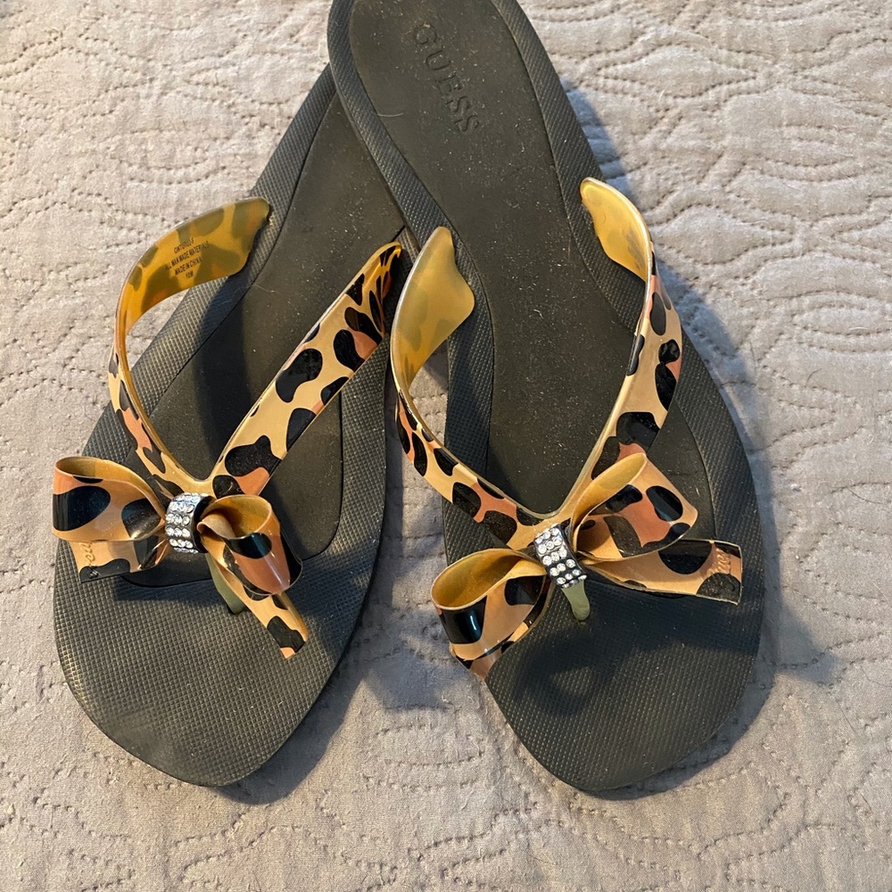 Guess Leopard print flip flops